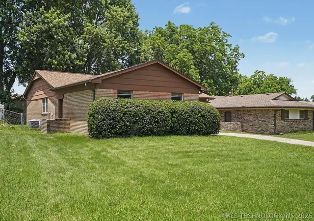 Homes for sale in Broken Arrow, OK | 424 W Gary St, Broken Arrow, OK 74012 | MLS# 2620374