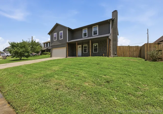 Photo 2 of Single family home for sale at 4901 S Narcissus Ave, Broken Arrow, OK 74011 | MLS# 2620480 | Listing updated on 2026-08-22