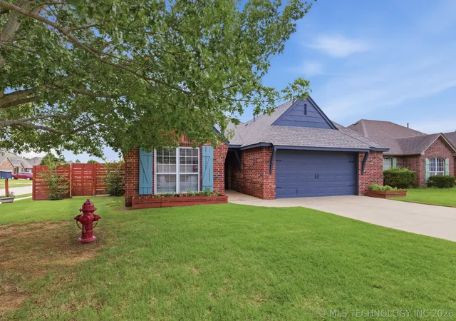 Homes for sale in Collinsville, OK | 11827 N 117th Eastavenue, Collinsville, OK 74021 | MLS# 2620723