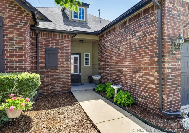 Photo 3 of Sale Pending at 4807 S 187th Eastavenue, Tulsa, OK 74134 | MLS# 2620646 | Listing updated on 2026-09-01