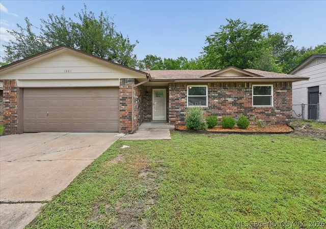 Homes for sale in Broken Arrow, OK | 1661 S Poplar Ave, Broken Arrow, OK 74012 | MLS# 2620879