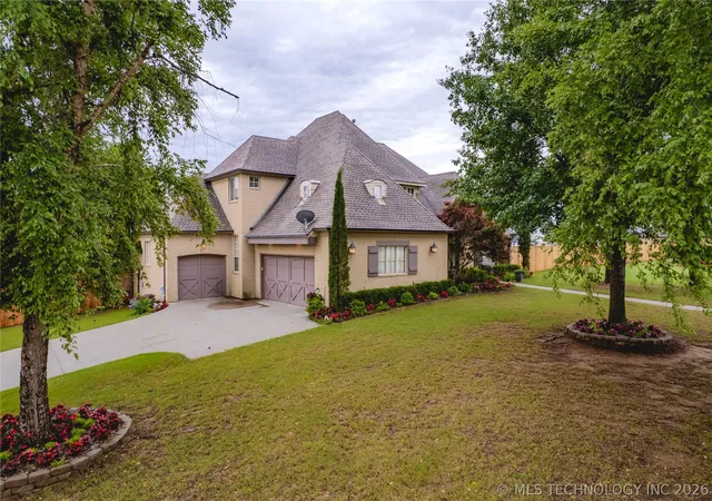 Photo 2 of Single family home for sale at 1901 E Woodland Cir, Muskogee, OK 74403 | MLS# 2620974 | Listing updated on 2026-08-20