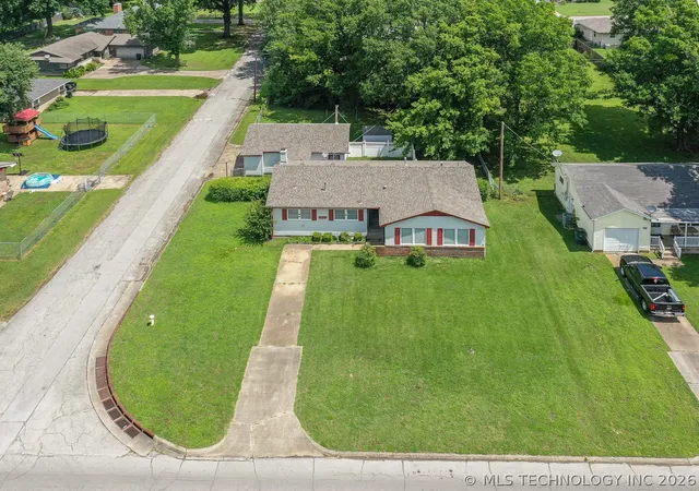 Homes for sale in Okmulgee, OK | 1721 E 13Th St, Okmulgee, OK 74447 | MLS# 2620973