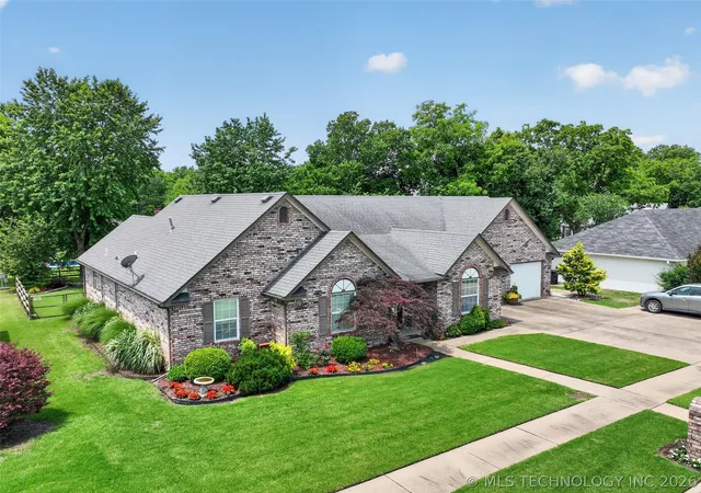 Photo 2 of Sale Pending at 204 Gist Dr, Pryor, OK 74361 | MLS# 2620453 | Listing updated on 2026-08-20