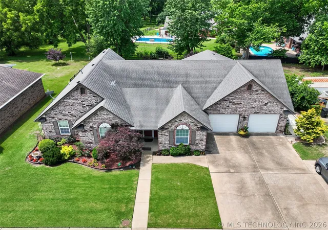 Photo 3 of Sale Pending at 204 Gist Dr, Pryor, OK 74361 | MLS# 2620453 | Listing updated on 2026-10-04