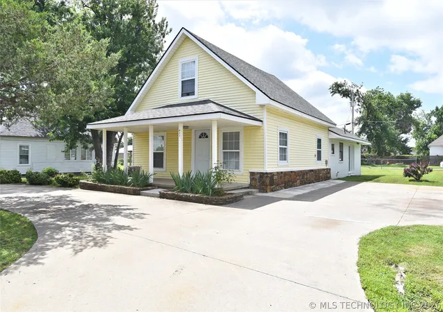 2nd image of 611 E 4th St, Claremore, OK 74017 | MLS# 2620648