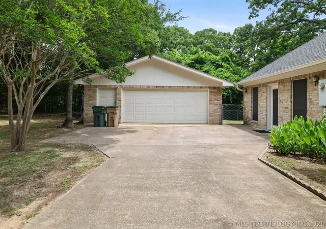 Photo 3 of Single family home for sale at 722 Westwood, Durant, OK 74701 | MLS# 2620721 | Listing updated on 2026-08-20
