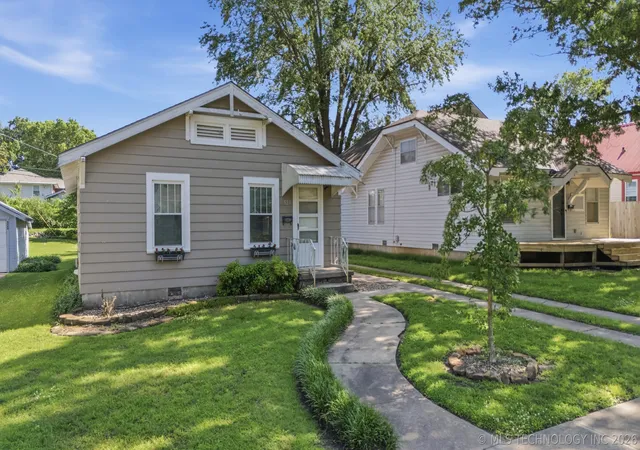 Homes for sale in Bartlesville, OK | 523 E 13th St, Bartlesville, OK 74003 | MLS# 2621186