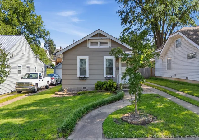 Homes for sale in Bartlesville, OK | 523 E 13th St, Bartlesville, OK 74003 | MLS# 2621186