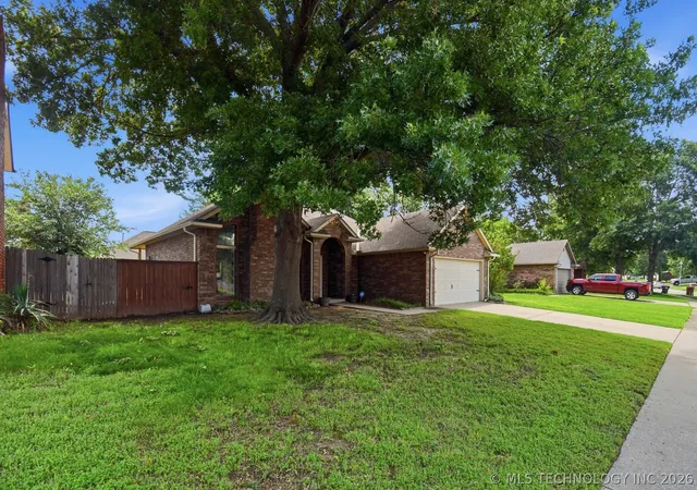 Homes for sale in Glenpool, OK | 13643 S Oak Pl, Glenpool, OK 74033 | MLS# 2621173
