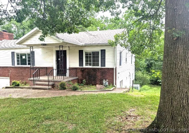Homes for sale in Bartlesville, OK | 2076 Southview Ave, Bartlesville, OK 74003 | MLS# 2621400