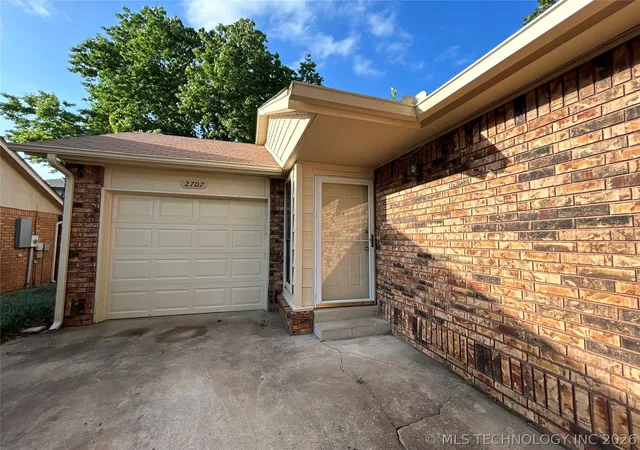 Photo 3 of Single family home for sale at 2707 S Oak Pl, Broken Arrow, OK 74012 | MLS# 2620829 | Listing updated on 2026-07-21