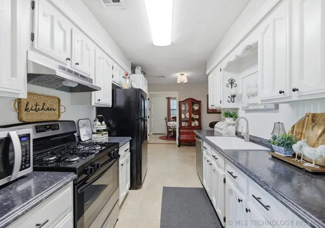 Photo 3 of Sale Pending at 41 E 148th Street S, Glenpool, OK 74033 | MLS# 2621309 | Listing updated on 2026-08-22