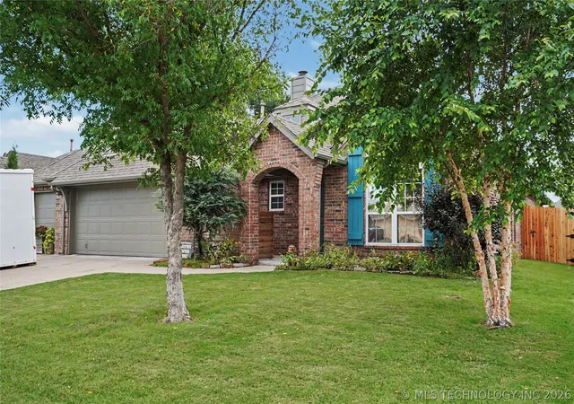 Photo 2 of Sale Pending at 7917 S Dogwood Ave, Broken Arrow, OK 74011 | MLS# 2619914 | Listing updated on 2026-08-28