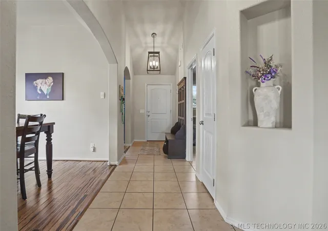 Photo 4 of Sale Pending at 7917 S Dogwood Ave, Broken Arrow, OK 74011 | MLS# 2619914 | Listing updated on 2026-08-28