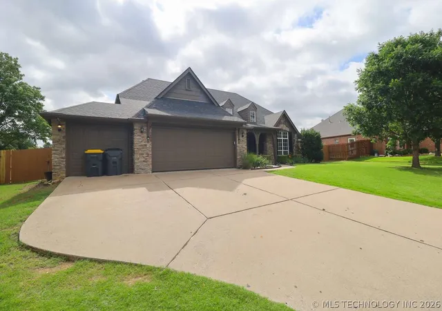 2nd image of 11705 S Willow Pl, Jenks, OK 74037 | MLS# 2617824