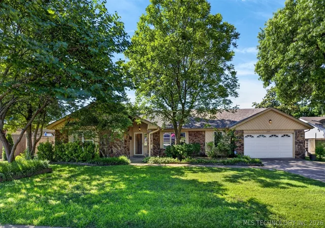 Homes for sale in Bartlesville, OK | 2423 Chapel Hill, Bartlesville, OK 74006 | MLS# 2621806