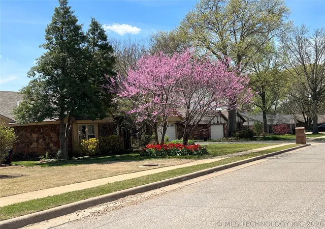 Homes for sale in Bartlesville, OK | 2423 Chapel Hill, Bartlesville, OK 74006 | MLS# 2621806