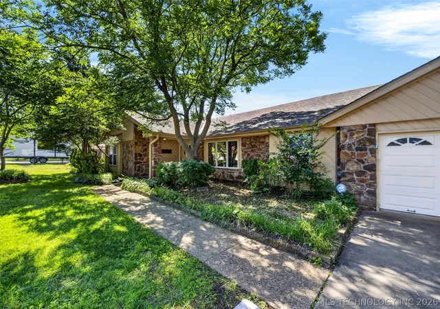 Homes for sale in Bartlesville, OK | 2423 Chapel Hill, Bartlesville, OK 74006 | MLS# 2621806