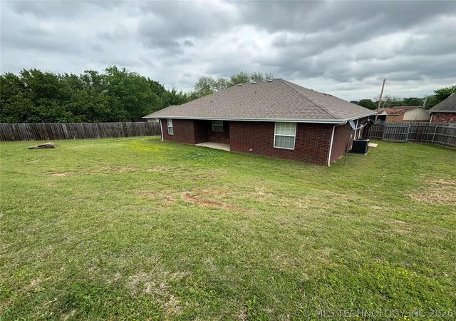 Photo 3 of Sale Pending at 2509 Tanglewood Ct, Ardmore, OK 73401 | MLS# 2621807 | Listing updated on 2026-09-16