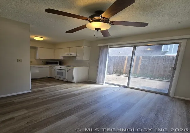 Listing Photo 5 - Condo for sale in building located at 2421 E 59th Ct, Tulsa, OK 74105 - Unit #4