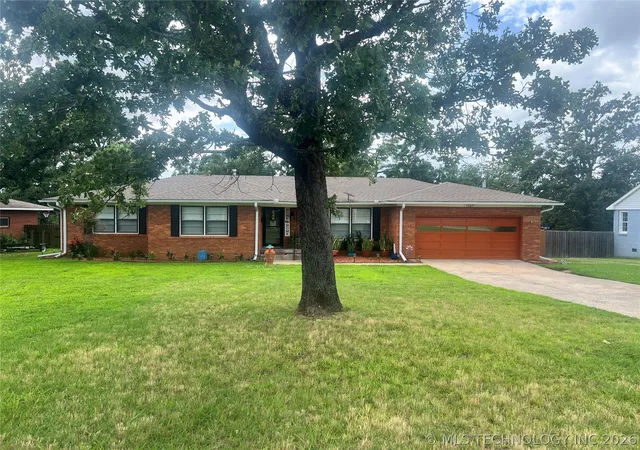 Photo 3 of Single family home for sale at 1221 Country Clb, Mc Alester, OK 74501 | MLS# 2622014 | Listing updated on 2026-08-20