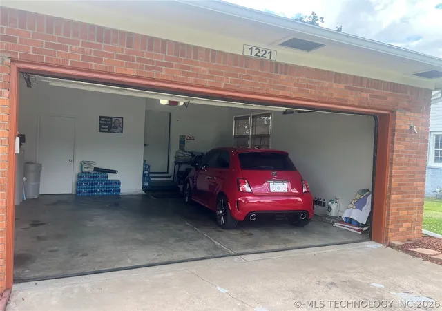 Photo 3 of Single family home for sale at 1221 Country Clb, Mc Alester, OK 74501 | MLS# 2622014 | Listing updated on 2026-08-20