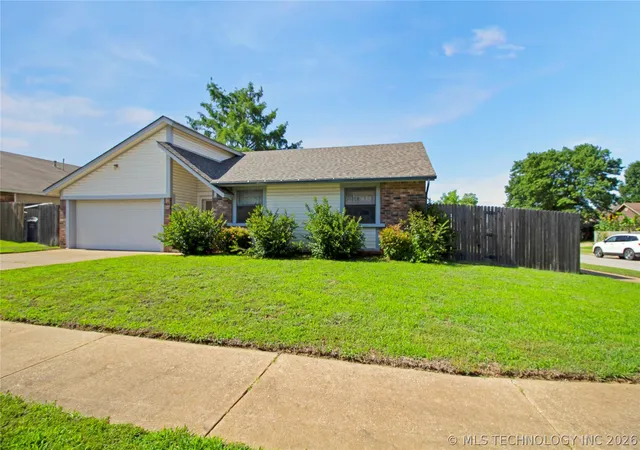 Homes for sale in Glenpool, OK | 1079 E 137th St, Glenpool, OK 74033 | MLS# 2622081