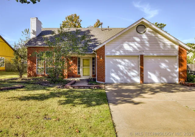 Photo 3 of Single family home for sale at 1812 S Gardenia Ave, Broken Arrow, OK 74012 | MLS# 2622193 | Listing updated on 2026-06-17