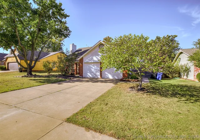 Photo 3 of Single family home for sale at 1812 S Gardenia Ave, Broken Arrow, OK 74012 | MLS# 2622193 | Listing updated on 2026-06-17
