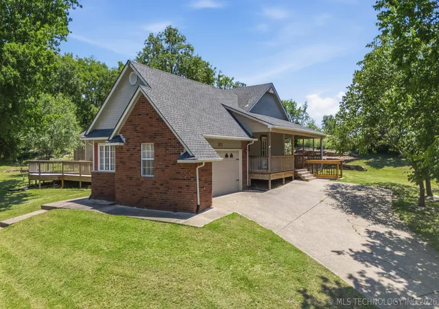 Homes for sale in Skiatook, OK | 925 N Woodview Dr, Skiatook, OK 74070 | MLS# 2621763