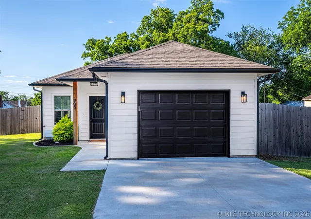 Photo 2 of Single family home for sale at 900 East 6th, Ada, OK 74820 | MLS# 2622290 | Listing updated on 2026-08-20