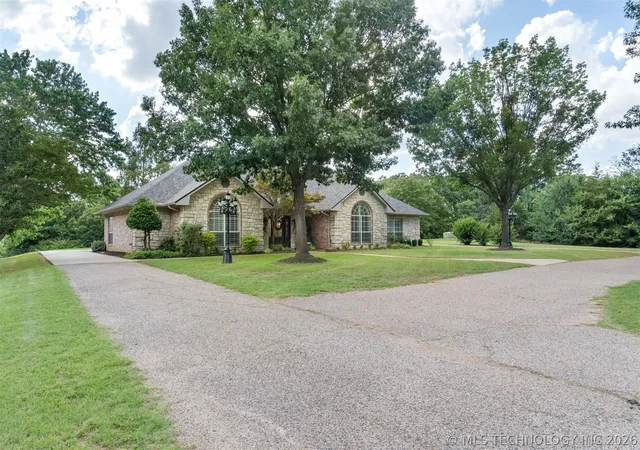 Photo 3 of Single family home for sale at 1727 N Washington, Durant, OK 74701 | MLS# 2622292 | Listing updated on 2026-09-30