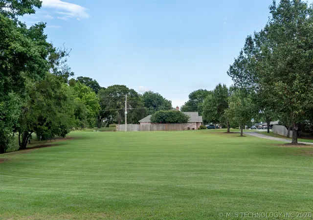 Photo 4 of Single family home for sale at 1727 N Washington, Durant, OK 74701 | MLS# 2622292 | Listing updated on 2026-09-30