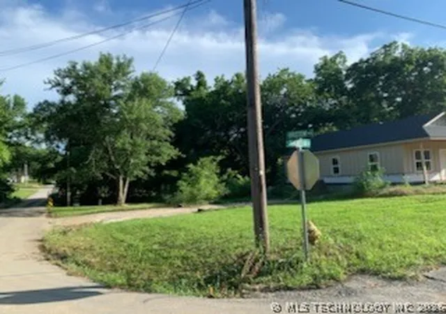 Homes for sale in Coweta, OK | 522 N Bristow Ave, Coweta, OK 74429 | MLS# 2621405