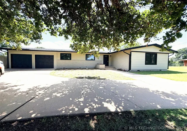 Homes for sale in Henryetta, OK | 1312 Hillcrest Dr, Henryetta, OK 74437 | MLS# 2622397