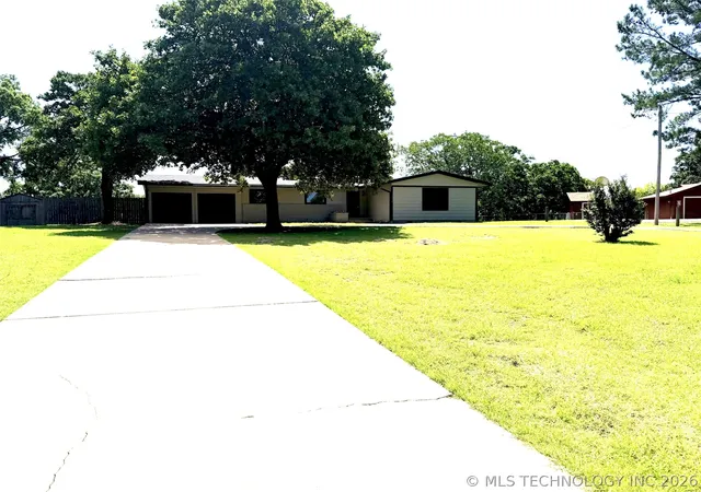 Homes for sale in Henryetta, OK | 1312 Hillcrest Dr, Henryetta, OK 74437 | MLS# 2622397