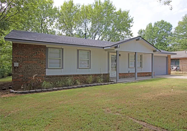 Photo 2 of Single family home for sale at 1004 Ne 9th Street, Wagoner, OK 74467 | MLS# 2622372 | Listing updated on 2026-08-26