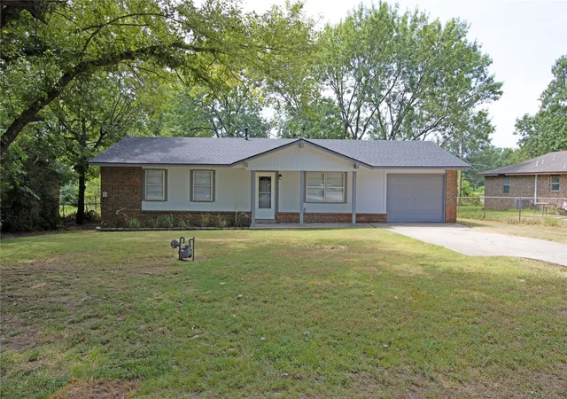 Photo 3 of Single family home for sale at 1004 Ne 9th Street, Wagoner, OK 74467 | MLS# 2622372 | Listing updated on 2026-08-26