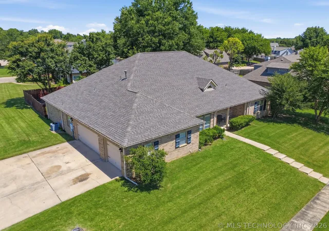 Photo 3 of Sale Pending at 6400 E El Paso Pl, Broken Arrow, OK 74014 | MLS# 2622234 | Listing updated on 2026-08-24