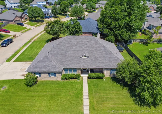 Photo 3 of Sale Pending at 6400 E El Paso Pl, Broken Arrow, OK 74014 | MLS# 2622234 | Listing updated on 2026-08-24