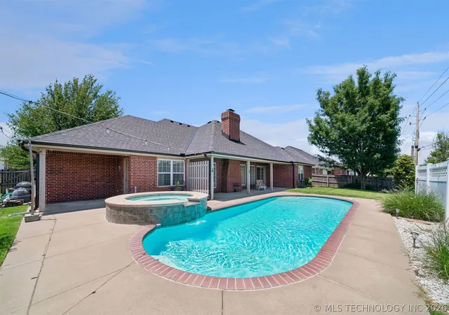 Homes for sale in Bartlesville, OK | 1122 Arbor Dr, Bartlesville, OK 74006 | MLS# 2621895