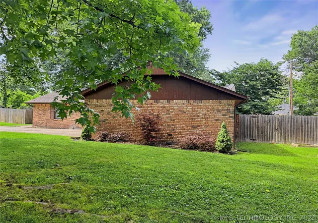Homes for sale in Tahlequah, OK | 209 E Seneca St, Tahlequah, OK 74464 | MLS# 2622456