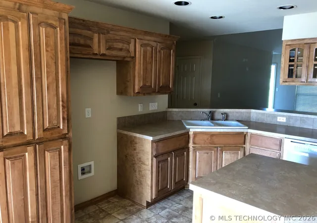 Photo 4 of Single family home for sale at 506 S 49th Court, Broken Arrow, OK 74014 | MLS# 2622728 | Listing updated on 2026-08-26