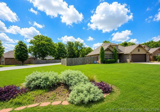 Homes for sale in Tahlequah, OK | 635 Meadows Cir, Tahlequah, OK 74464 | MLS# 2622731