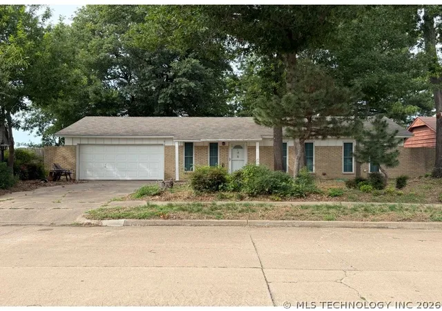 Homes for sale in Collinsville, OK | 514 E Center St, Collinsville, OK 74021 | MLS# 2623028