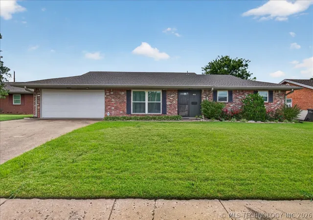 Homes for sale in Bartlesville, OK | 142 S Fenway Pl, Bartlesville, OK 74006 | MLS# 2622417