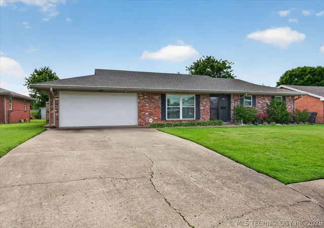 Homes for sale in Bartlesville, OK | 142 S Fenway Pl, Bartlesville, OK 74006 | MLS# 2622417