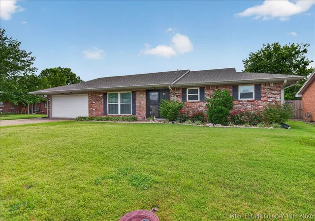 Homes for sale in Bartlesville, OK | 142 S Fenway Pl, Bartlesville, OK 74006 | MLS# 2622417