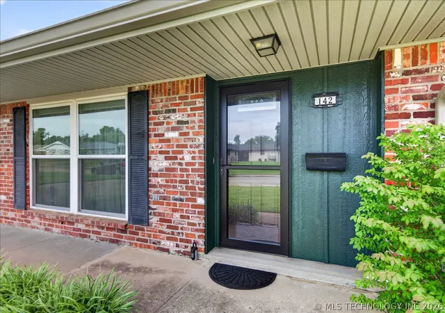 Homes for sale in Bartlesville, OK | 142 S Fenway Pl, Bartlesville, OK 74006 | MLS# 2622417